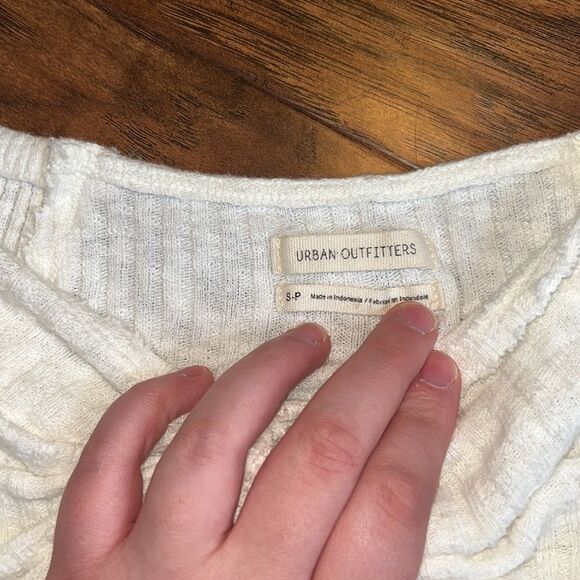 Urban outfitters off white cropped twist Front ribbed raw hem 1/2 sleeve top - Picture 4 of 6